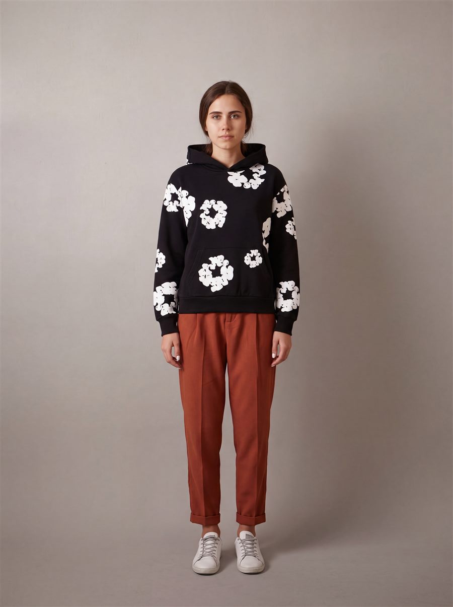 La misma sudadera puesta en una modelo, generada con la IA de Stilaro